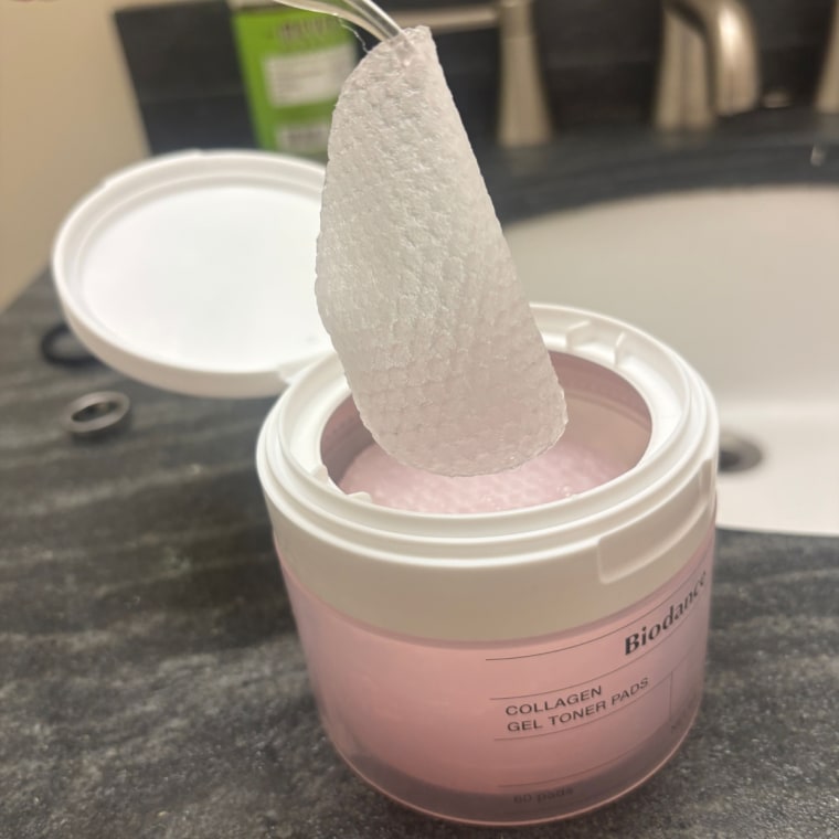 The Collagen Gel Toner Pads come with tweezers.