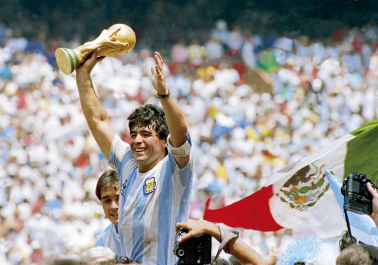 Diego Maradona, da Argentina, detém o troféu da Copa do Mundo depois de derrotar a Alemanha Ocidental por 3 a 2 durante a final da Copa do Mundo FIFA de 1986, no Estádio Azteca, em 29 de junho de 1986, na Cidade do México.