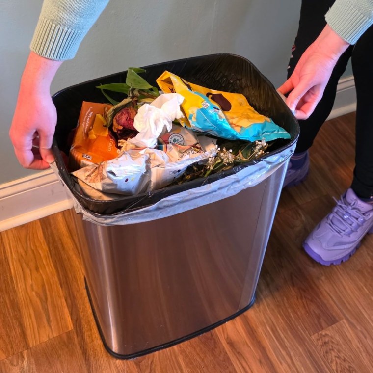 Notice how snugly the Glad trash bags fit to my trash can.
