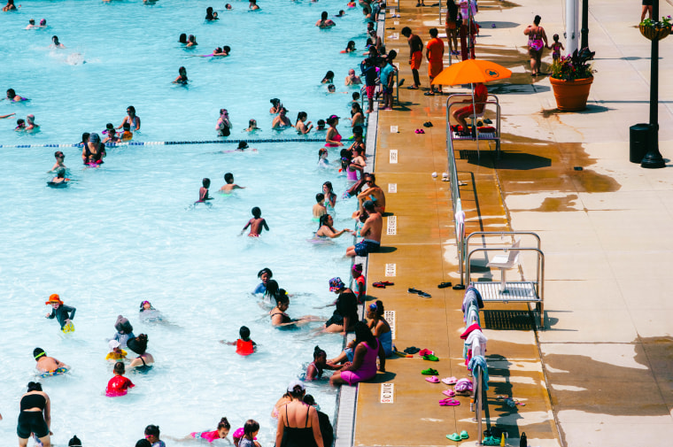 https://media-cldnry.s-nbcnews.com/image/upload/rockcms/2026-07/260701-extreme-heat-nyc-ac-7133-f7a081.jpg
