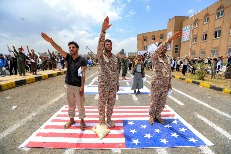 TOPSHOT-YEMEN-IRÁN-SAUDI-EE. UU.-ISRAEL-GUERRA-PROTESTA