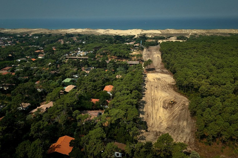TOPSHOT-FRANCE-ENVIRONMENT-CLIMATE-WEATHER-WILDFIRE