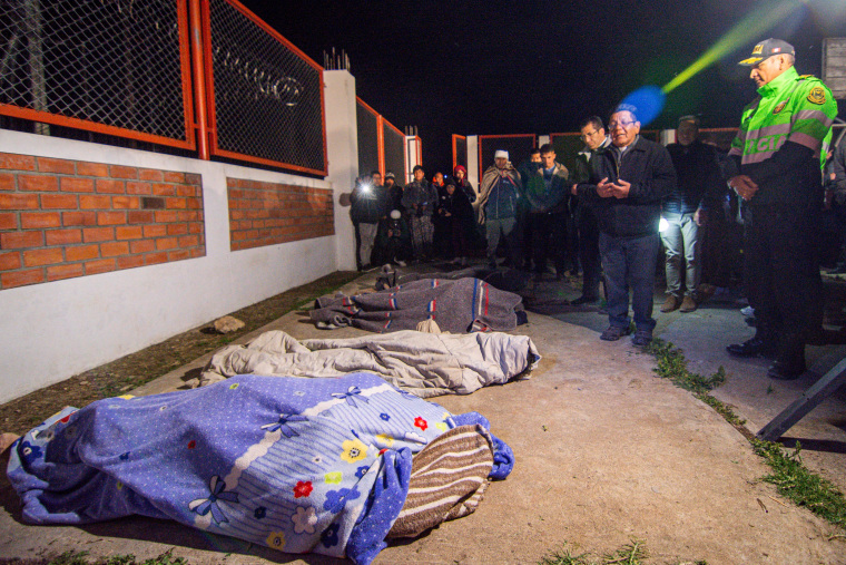 Los cuerpos de algunos vecinos que fallecieron en Pumpuya, Perú, tras el sismo de 5.5 del 18 de julio de 2026.