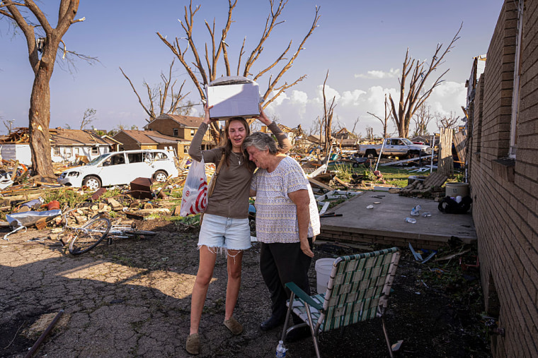 Una hija y su madre se reencuentran en la casa familiar después de que un tornado arrasara la zona el 27 de julio de 2026 en Menasha, Wisconsin. 