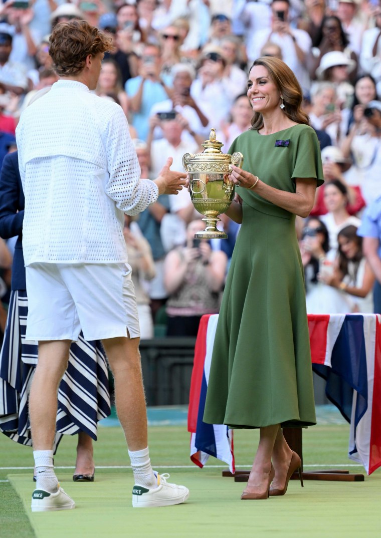 Kate Middleton presenteou o vencedor Jannik Sinner com o troféu de Wimbledon. 