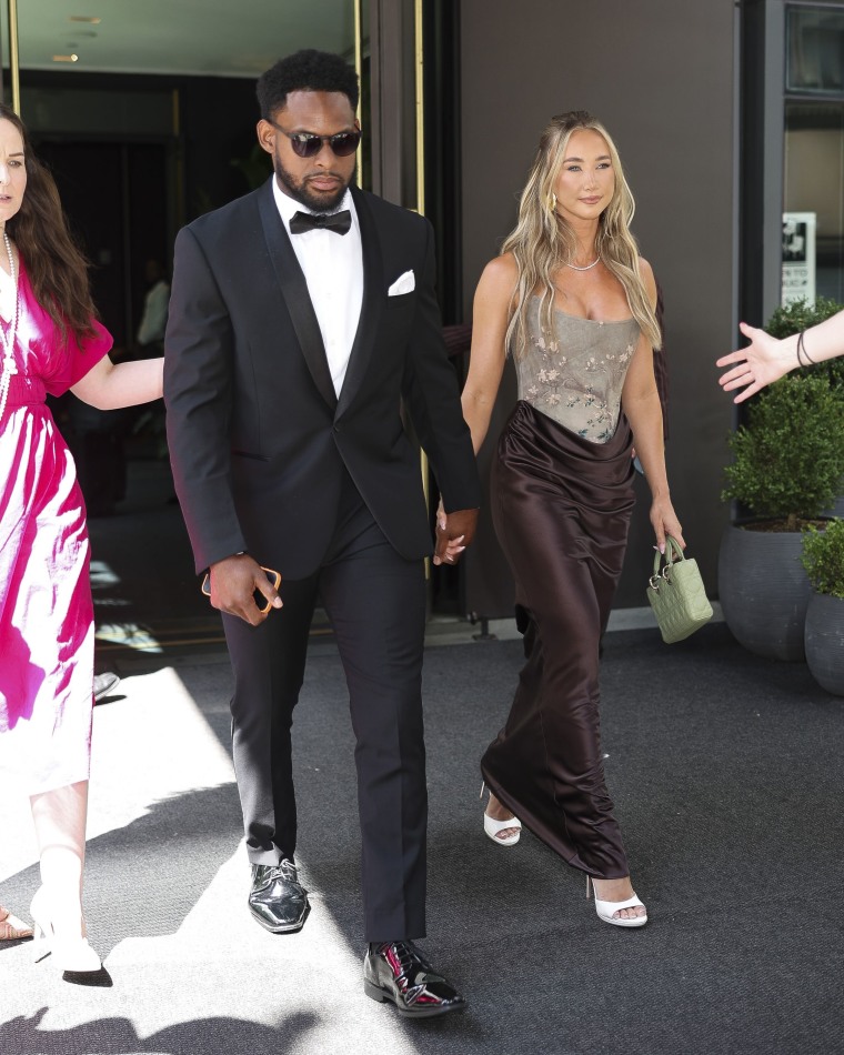 JuJu Smith-Schuster e Laura Kruk vão ao casamento de Taylor Swift no Madison Square Garden. 