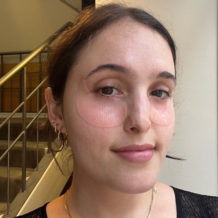 Mili Godio tries the Abib PDRN Retinal Eye Patches