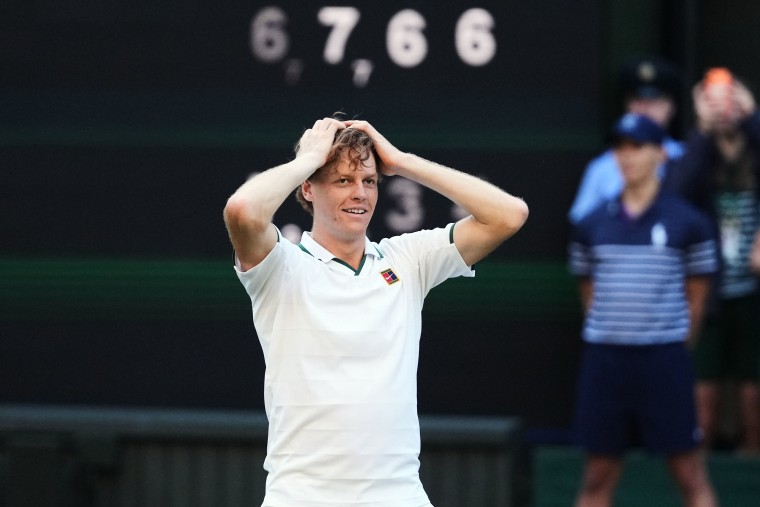 Sinner venceu Zverev por 6-7 (7), 7-6 (2), 6-3, 6-4.