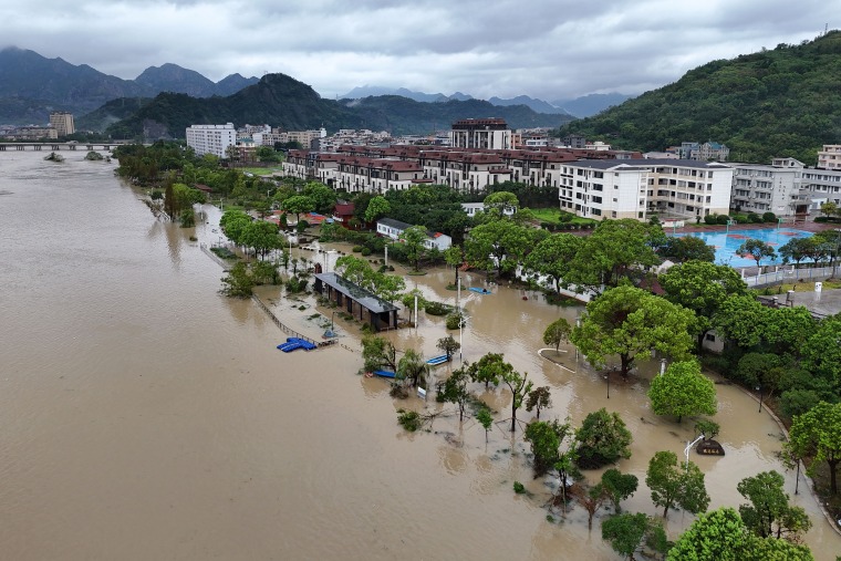 Typhoon Dolphin Hits Zhejiang, Rain To Move Northward