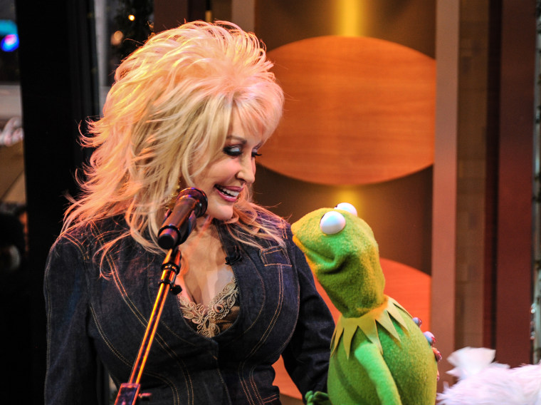 Dolly Parton duets with Kermit the Frog on "Good Morning America," Nov. 27, 2012.