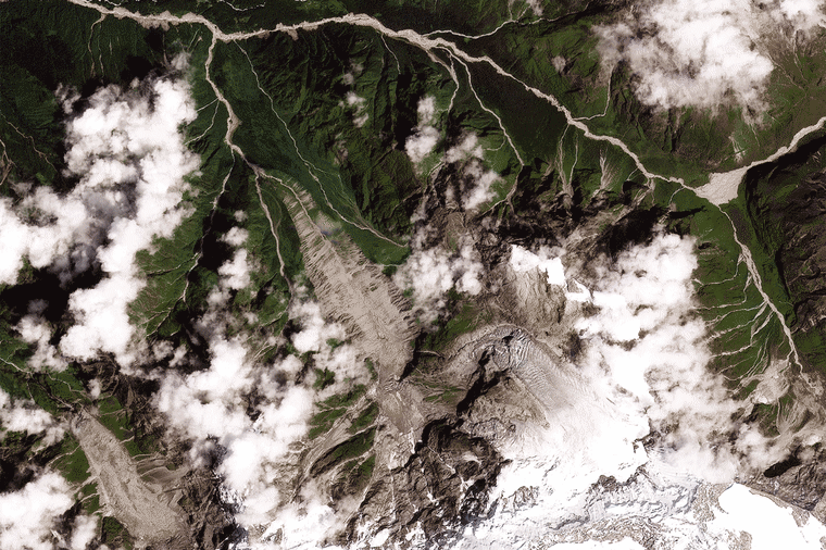 Before-and-after satellite imagery shows a glacier north of Langtang Lirung intact on Aug. 25 and with a large section missing on Aug. 26.