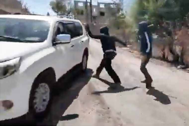 Mujer palestina y equipo de NBC News atacados por colonos israelíes enmascarados en Cisjordania