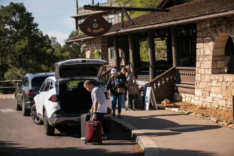 People appears to check out from "El Tovar" Hotel.
