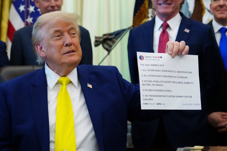 El presidente Donald Trump muestra una imagen tomada de su cuenta de Truth Social durante un evento el 4 de junio de 2026, en la Oficina Oval.