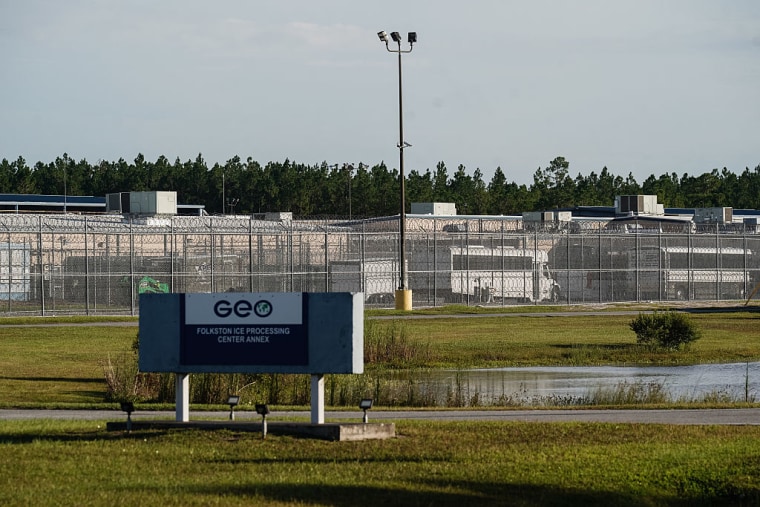 Autobuses detrás de alambre de púas en el Centro de Procesamiento de ICE de Folkston el 9 de septiembre de 2025, en Folkston, Georgia. 