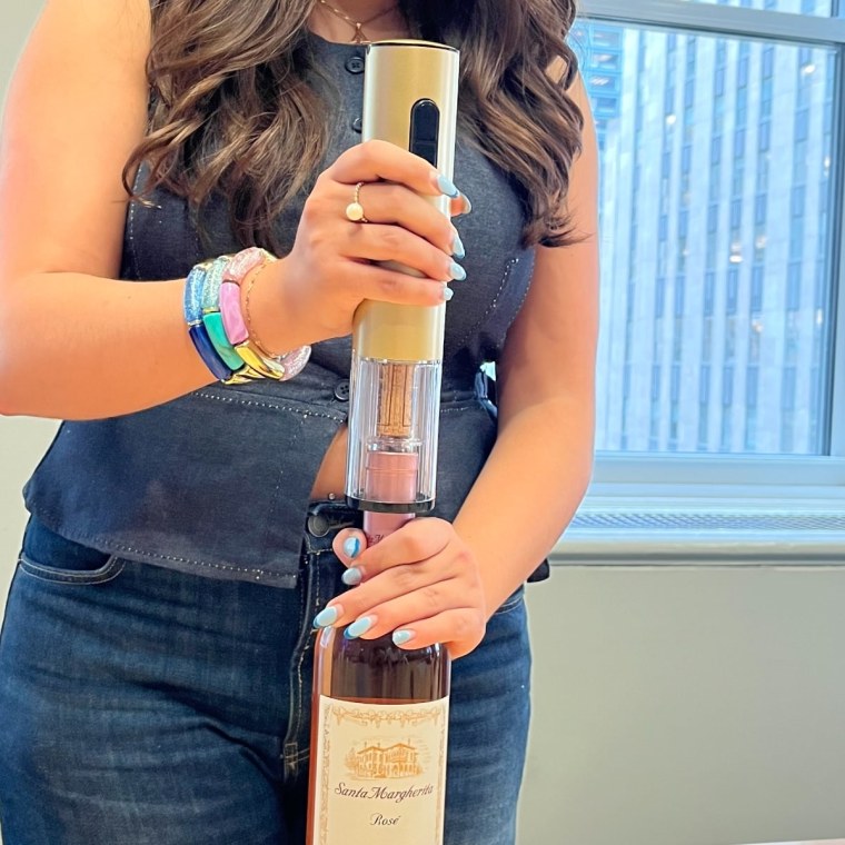 The clear bottom of the Secura electric wine opener allows you to see the cork coming out of the bottle.