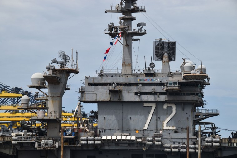 Το USS Abraham Lincoln φθάνει στην Ταϊλάνδη μετά από εκτεταμένη ανάπτυξη στο Ιράν