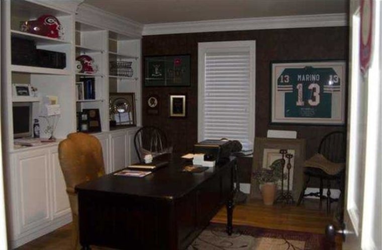 Spy a tribute to another athlete in Bubba's home office?