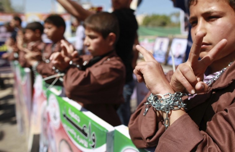 Palestinian children take part in a rally in front of Red Cross headquarters in Gaza City marking Palestinian Prisoners' Day, April 17, 2012.