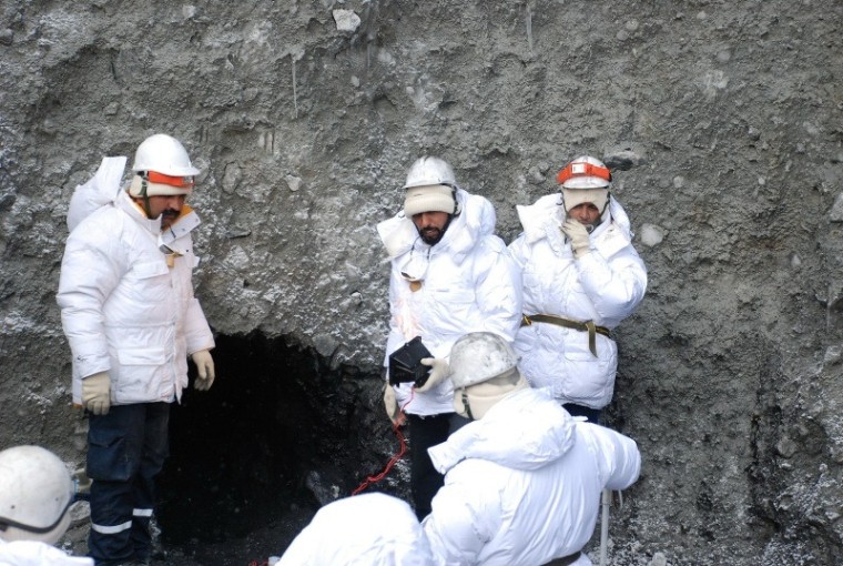 Rescue workers try to dig a tunnel at what was the Pakistan army's Gayari base in the Kashmir mountains to find bodies of the 139 people who were buried in an avalanche on April 7, 2012.
