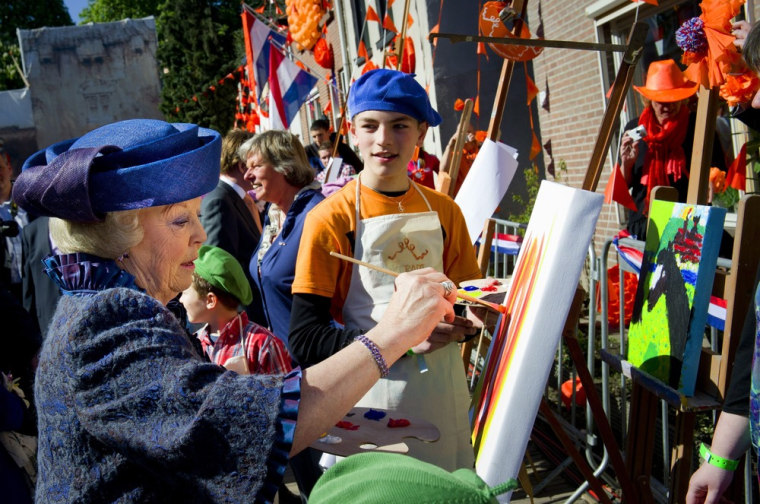 Queen Beatrix doing a painting during her visit to Rhenen. The Queen's Day tradition started on 31 August 1885, on the birthday of Princess Wilhelmina, later Queen Wilhelmina.