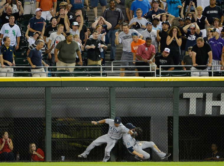 Outfielders' collision in ninth ends Mariners' eight-game winning streak