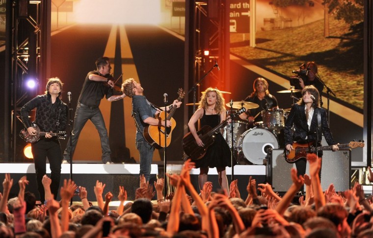 Dierks Bentley, center, and Neil Perry, Kimberly Perry, and Reid Perry of The Band Perry.