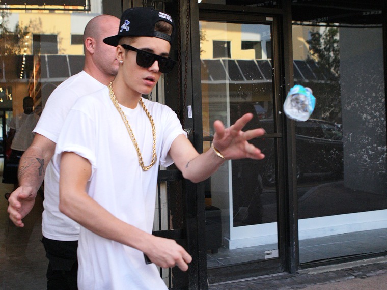 Justin Bieber and his water bottle part ways.