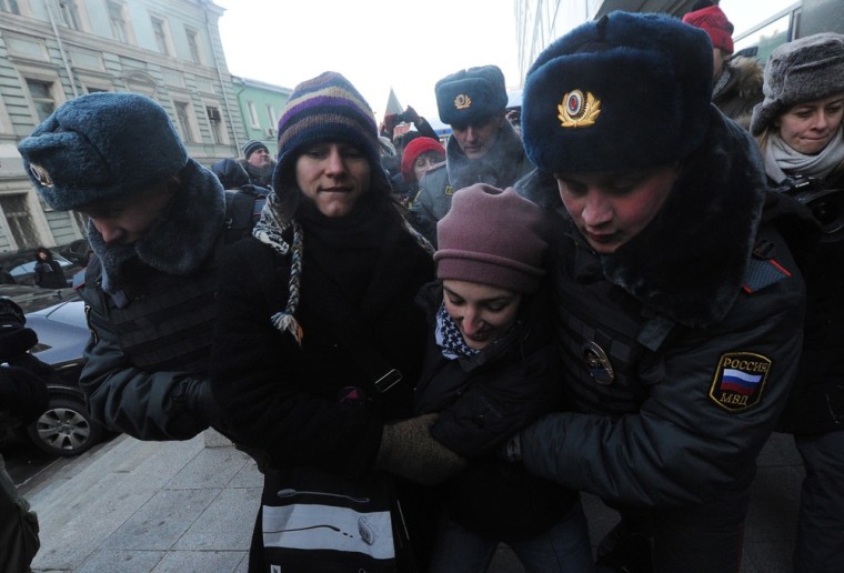 Russian gay rights activists stage 'kiss-in' protest