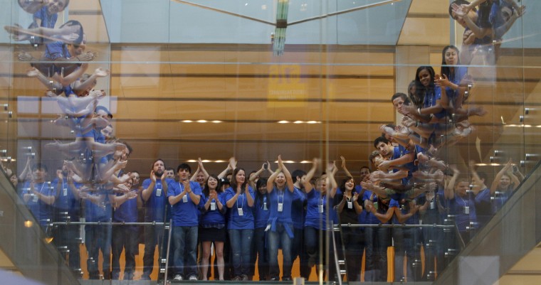 Apple employees cheer as hundreds of people enter the store to purchase or pick up the iPad after its official release at the Apple store in downtown Chicago April 3, 2010. REUTERS/Frank Polich (UNITED STATES - Tags: BUSINESS SCI TECH)