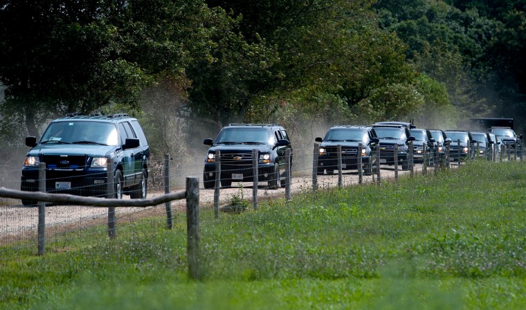 epa02872893 The motorcade of United States President Barack Obama leaves the Blue Heron Farm on Martha's Vineyard, in Chilmark, Massachusetts, USA 19 August 2011, en-route to the Bunch of Grapes Book Store where the President and his daughters shopped. EPA/CJ GUNTHER