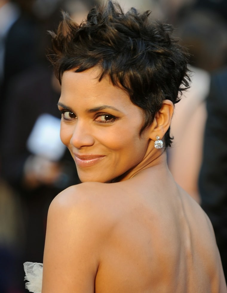 Actress Halle Berry arrives on the red carpet for the 83rd Annual Academy Awards held at the Kodak Theatre on February 27, 2011 in Hollywood, California.        AFP PHOTO / ROBYN BECK (Photo credit should read ROBYN BECK/AFP/Getty Images)