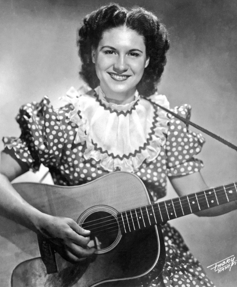 Notas Musicais: Pioneira voz feminina da música country, Kitty Wells sai de  cena aos 92