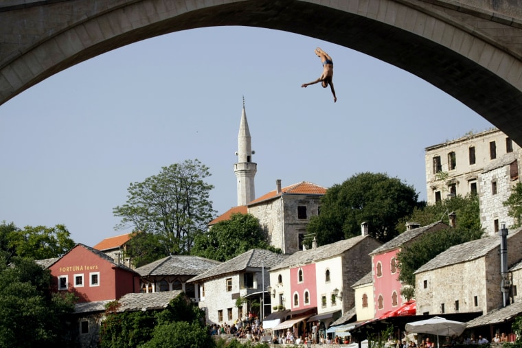 Competitors take plunge off bridge in Sarajevo