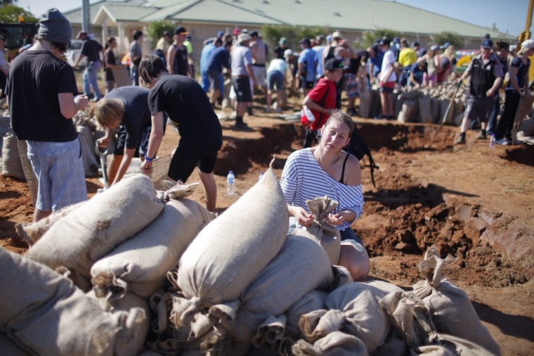 epa03133441 Volunteers fill sandbags at the State Emergency Services (SES) headquarters in Wagga Wagga in southwest NSW, Australia, 06 March 2012. More than 9,000 people have been evacuated from Wagga Wagga as flooding continues to ravage vast areas of NSW. EPA/LUKAS COCH AUSTRALIA AND NEW ZEALAND OUT