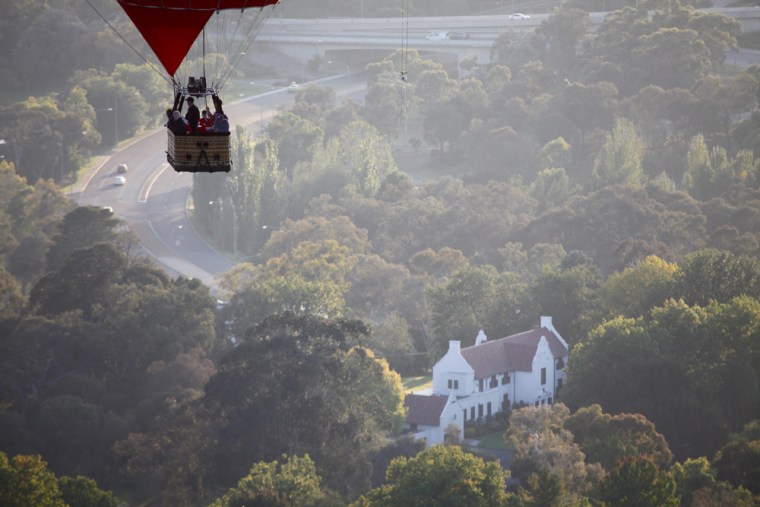 epa03143661 A hot air balloon flying over Canberra, Australia, 14 March 2012. The Balloon Spectacular is one of the major events of the Canberra Festival and is listed as one of the top four hot ballooning events in the world. EPA/LUKAS COCH AUSTRALIA AND NEW ZEALAND OUT