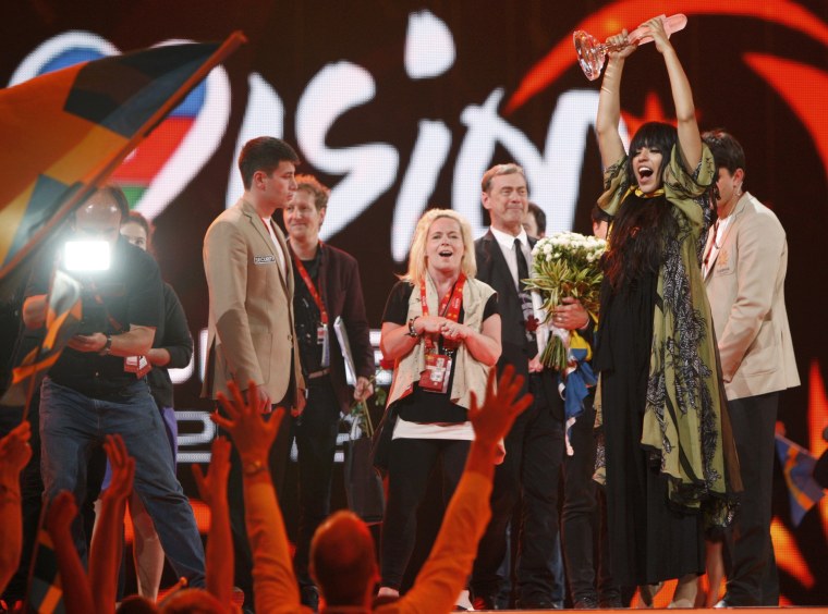 Loreen (R, front) of Sweden lifts the trophy and flowers after winning the Eurovision song contest in Baku, May 27, 2012. REUTERS/David Mdzinarishvili (AZERBAIJAN - Tags: ENTERTAINMENT)