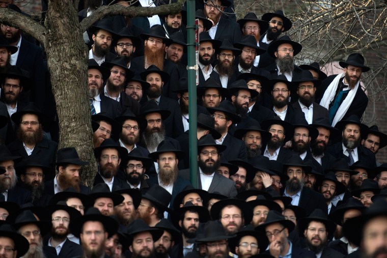 Nearly 3,000 Rabbis Gather In Brooklyn, Pose For Group Photo