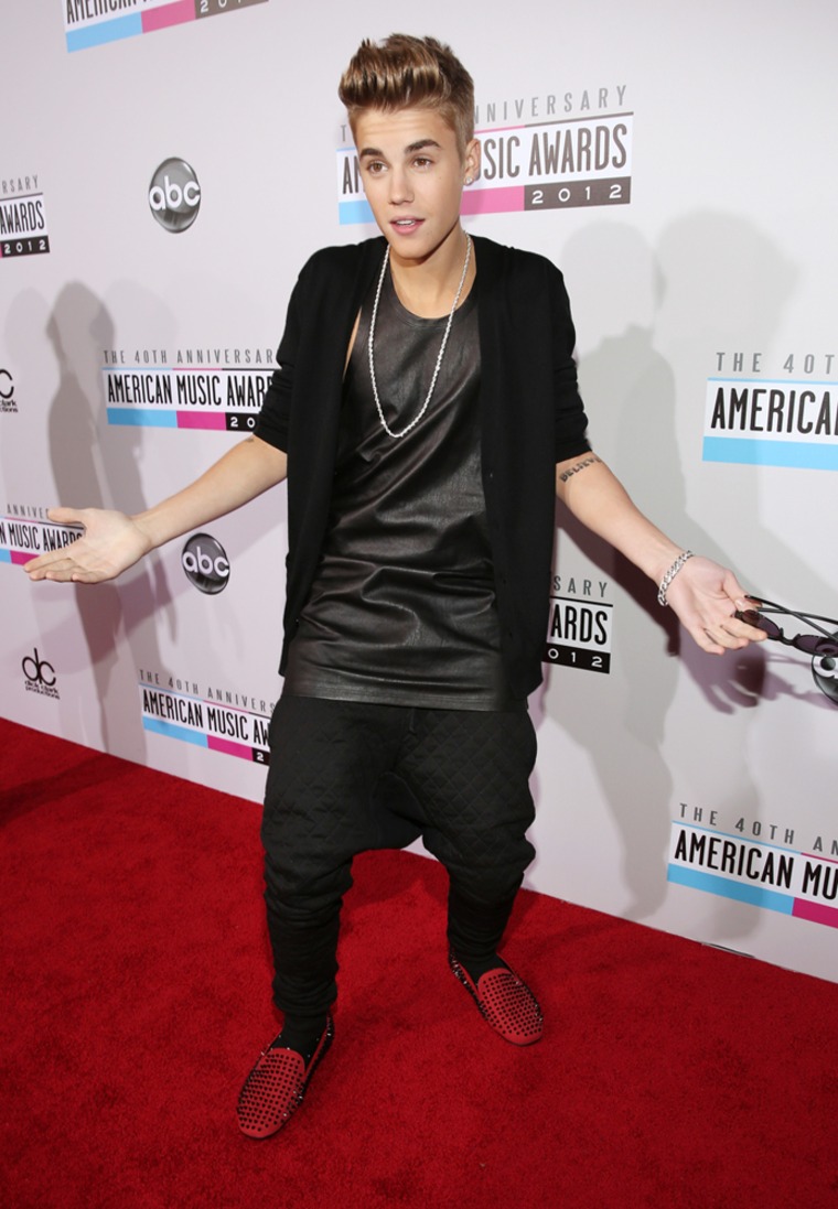 Singer Justin Bieber wore MC Hammer-style pants to the AMAs.
