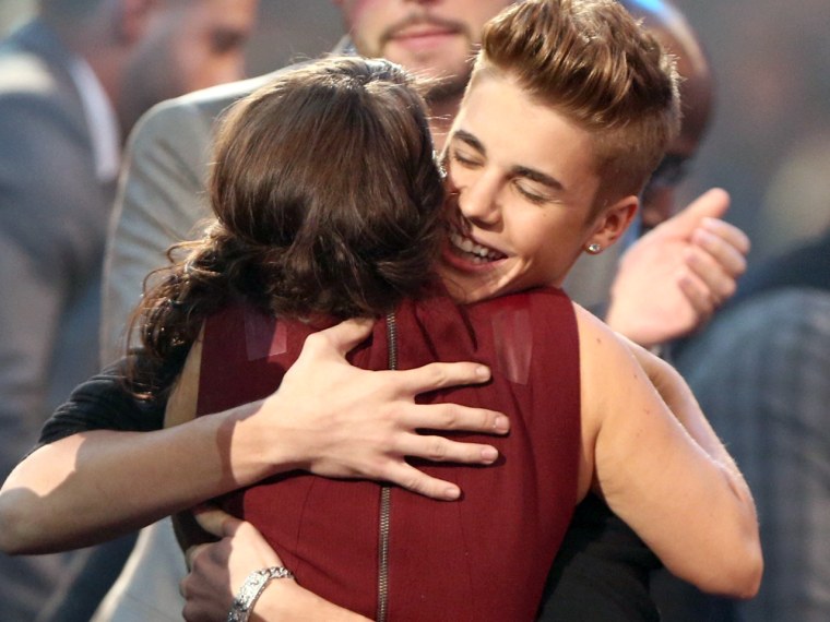 Justin Bieber hugs his mom at the AMAs.