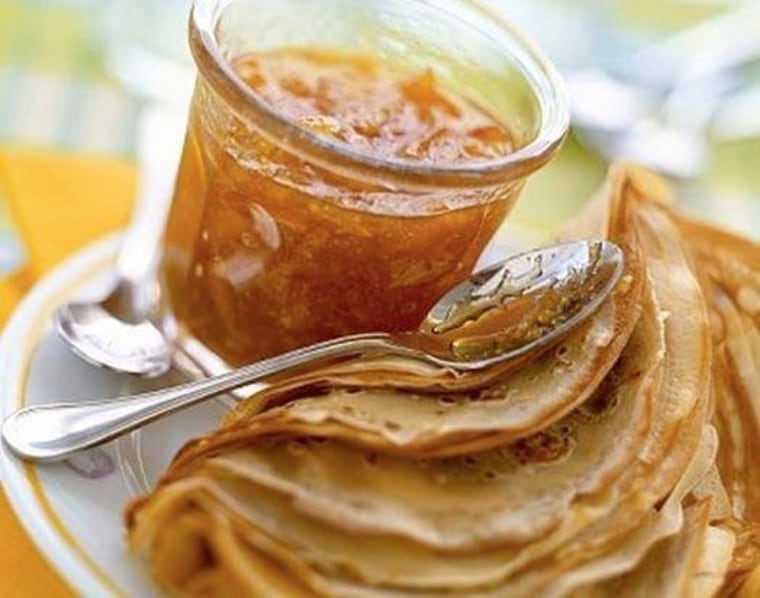 Yummy! Crepes and marmalade are a delicious afternoon snack. Get the recipe below.