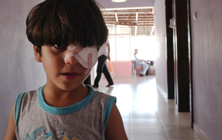 A wounded Syrian refugee shows his injuries after receiving medical treatment at the Reynhali State Hospital, on Sept. 20.