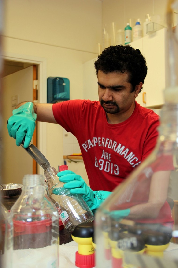 Image of Aamir Ilyas in the lab