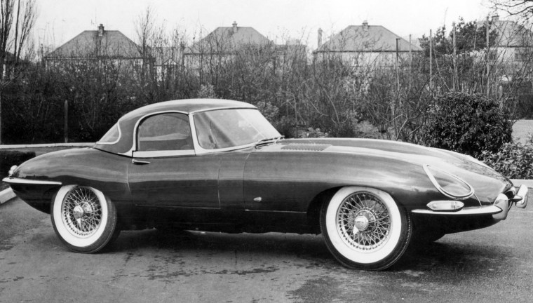 La JAGUAR type E se vend au prix de £ 2196 en mars 1961. La JAGUAR type E se vend au prix de £ 2196 en mars 1961.