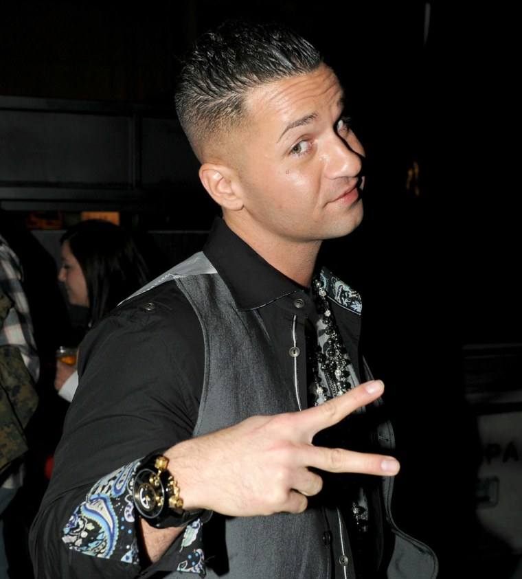 Mike \"The Situation\" Sorrentino throws two fingers ... but he may have been on the receiving end of a clenched five.