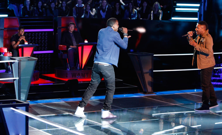 Usher and Blake Shelton watch C. Perkins and Kris Thomas perform on \"The Voice.\"