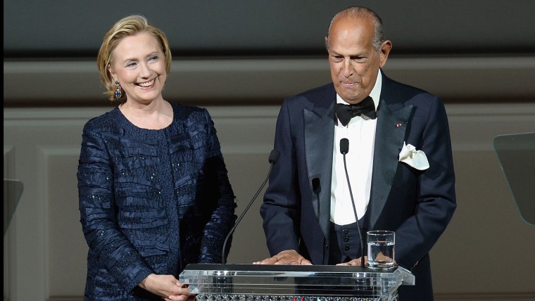 NEW YORK, NY - JUNE 03:  Hillary Rodham Clinton and Oscar de la Renta onstage at the 2013 CFDA Fashion Awards on June 3, 2013 in New York, United Stat...