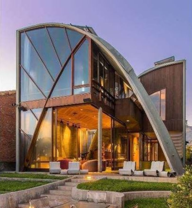 When LeFetra was first drawn to the house, it was owned by its second owner, Christy Stevens, wife of Dan Stevens, who commissioned the house in 1968.