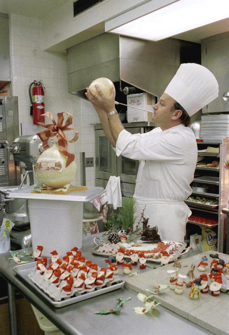 P26836-18   White House Christmas decorations made by the pastry staff,
06 Dec 91.
Photo Credit:  George Bush Presidential Library and Museum