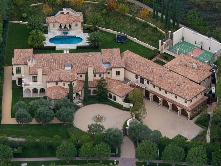 Barry Bonds is listing his L.A. estate, which includes a 17,000-square-foot home and sports court, for $23.5 million.